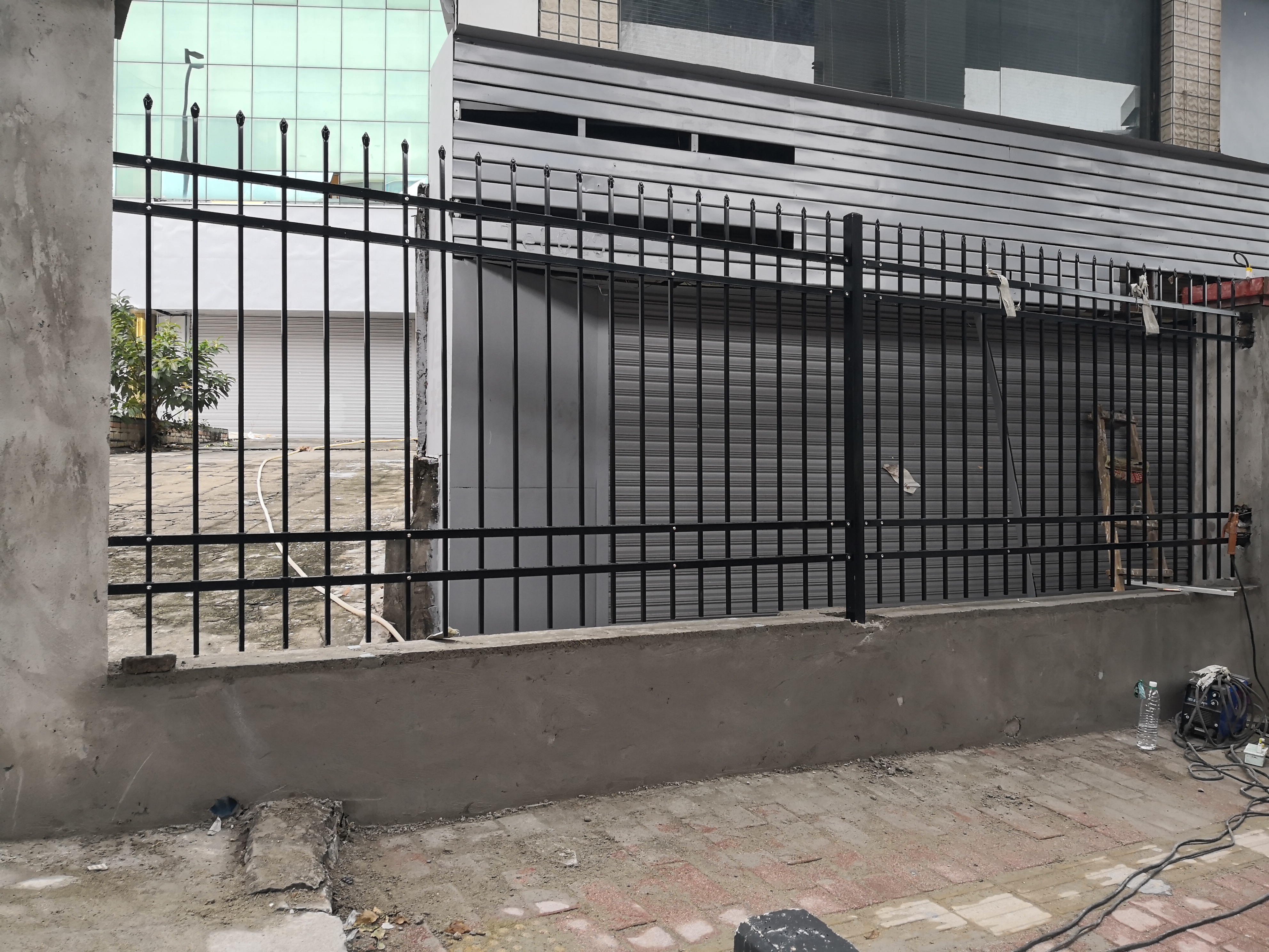 小區圍墻鋅鋼護欄該如何定期維護呢?