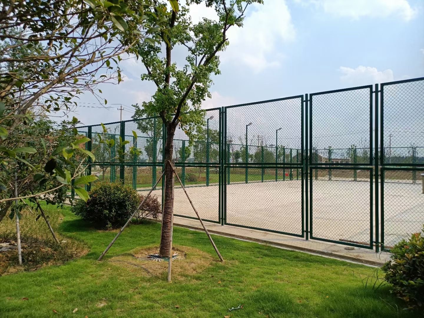 如何提高籃球場護(hù)欄網(wǎng)的使用壽命?